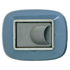 Presa AXPIRA con contatti color grigio chiaro